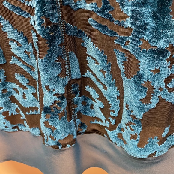 New Simply Vera Woman’s Aqua Blue Shear fancy top with Velvet, Medium - Picture 7 of 11